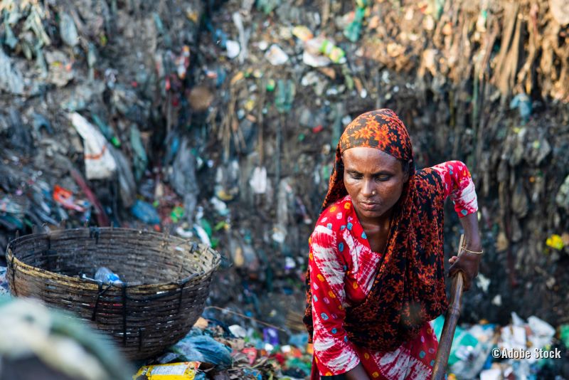 Frau aus Bangladesh im Müll