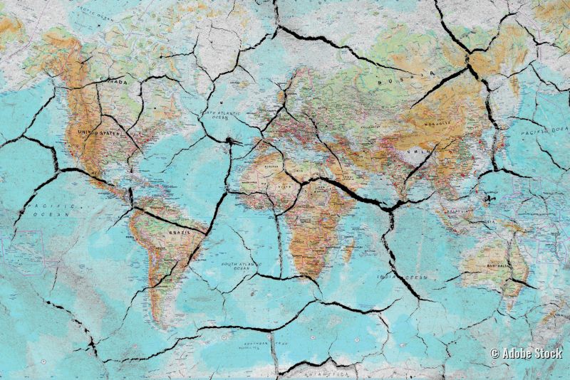 Weltkarte mit Rissen wegen Trockenheit