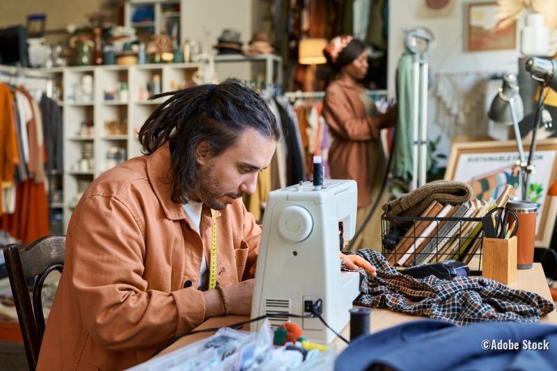 Mann mit Nähmaschine - Upcycling