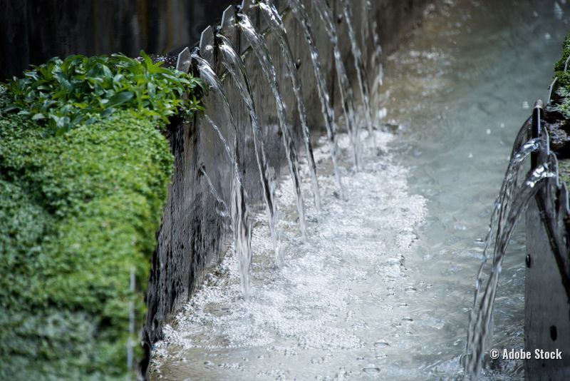 Nachklärbecken mit sauberem Wasser