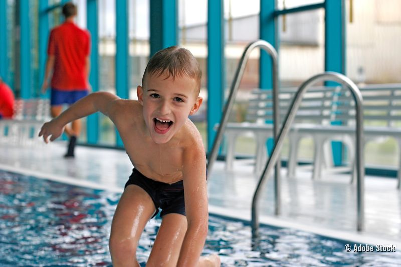 Junge im Schwimmbad