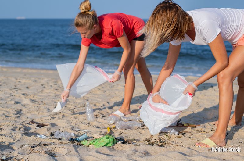 Freiwillige reinigen Strand
