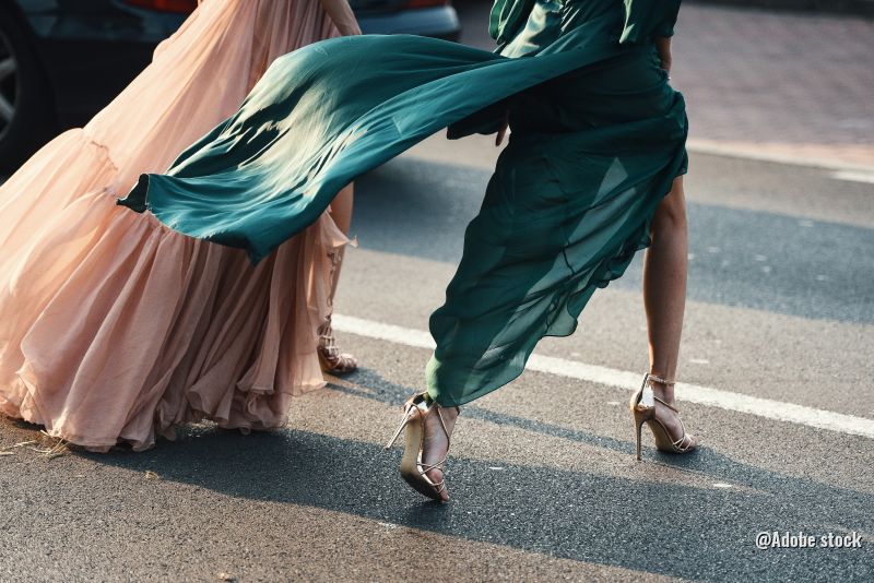 Zwei Frauen mit Abendkleidern