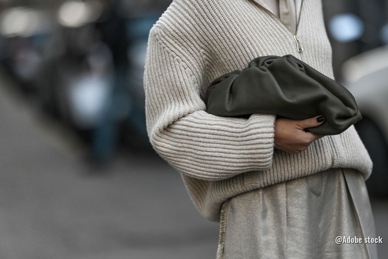 Frau mit Tasche 