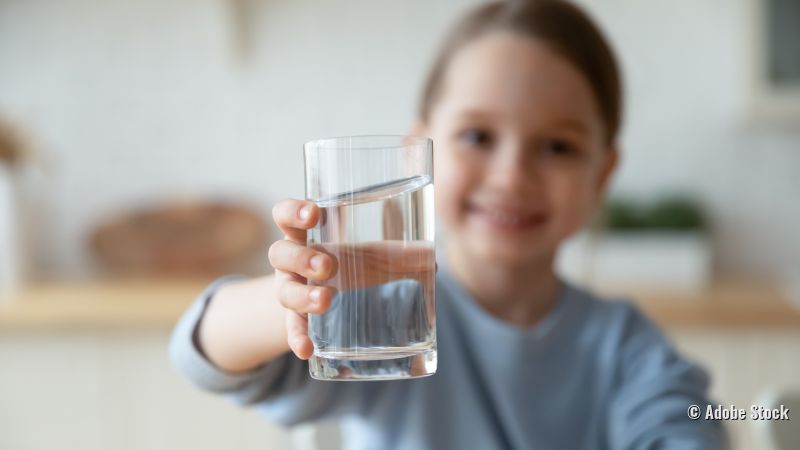 Mädchen mit Wasserglas