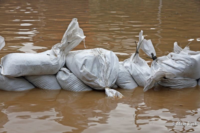 Sandsäcke bei Überschwemmung