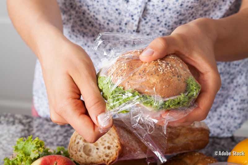 Brötchen in Plastik