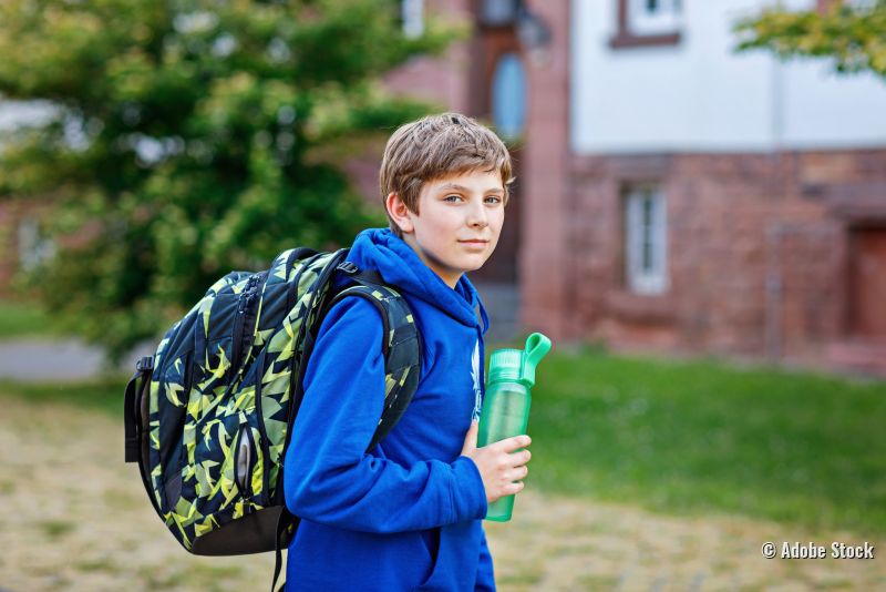 Jugendlicher mit Wasserflasche