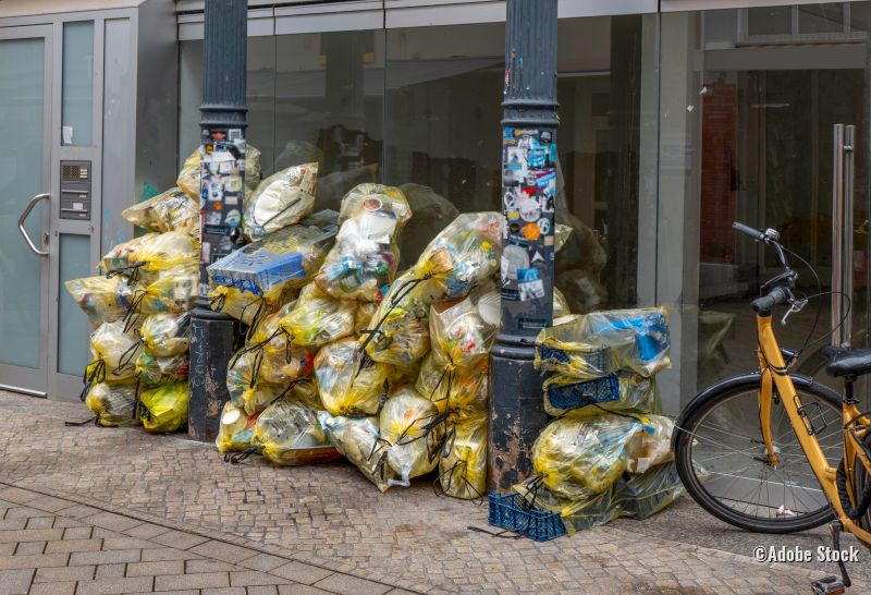 Gelbe Säcke an der Straße