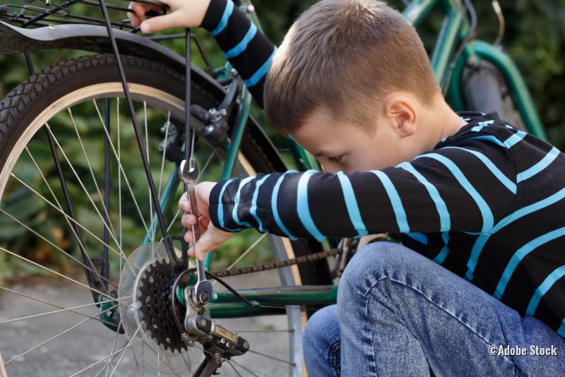 Junge repariert Fahrrad