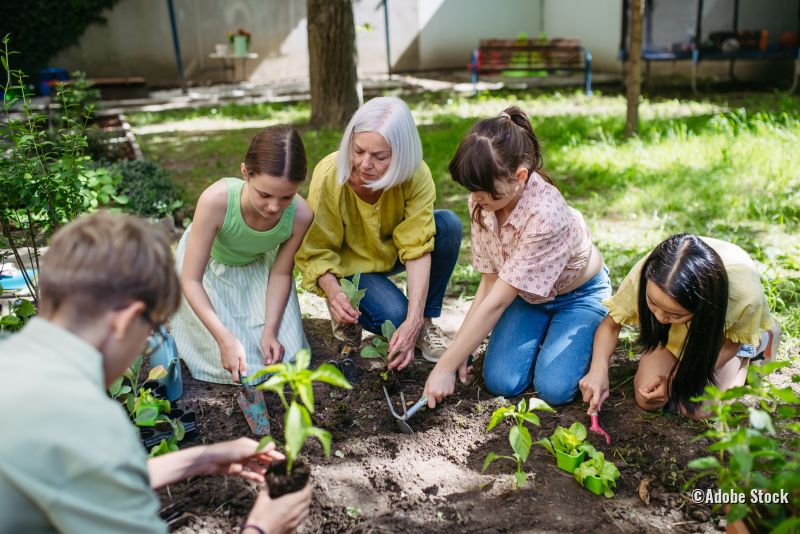 Schüler pflanzen im Schulgarten