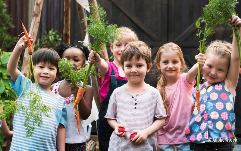Kinder mit Möhrenlaub